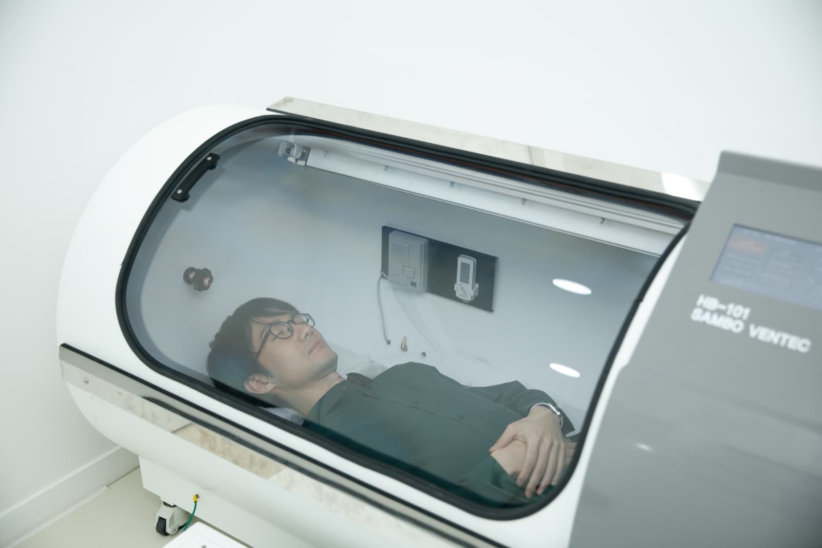 고압산소치료 챔버 안에 누워 있는 환자의 모습