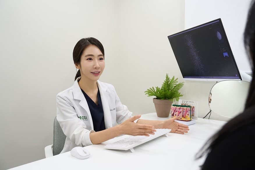 薄毛治療薬のジェネリックとオリジナルの違いを説明するモディヘアプラントクリニックのユ・ファジョン院長